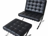 fauteuil et repose-pieds en cuir noir sur fond blanc