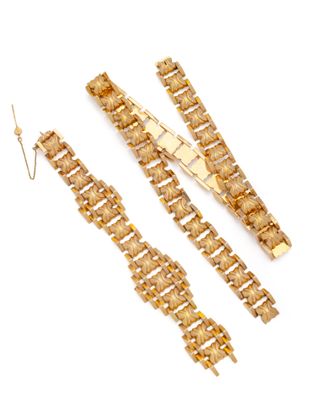 trois bracelets de couleur dorée et une paire de boucles d'oreilles