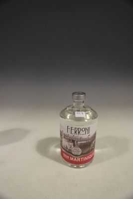 une petite bouteille d'alcool posée sur une table