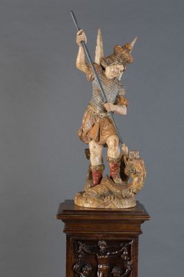 une image représentant la statue d'un homme tenant une épée, posée sur une table