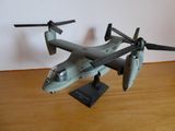 une maquette d'avion militaire posée sur une table