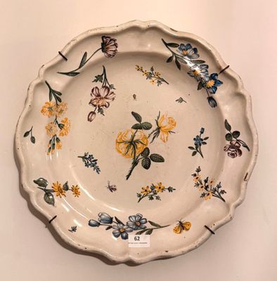 une assiette blanche décorée de fleurs jaunes et bleues