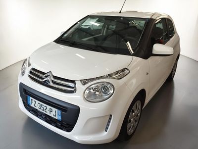 la petite voiture blanche est garée dans une pièce blanche
