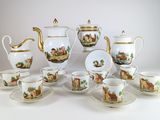 de nombreuses tasses et soucoupes posées sur une table