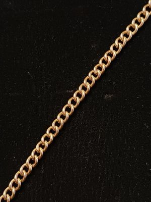 un bracelet à chaîne en or avec une breloque en forme de cœur