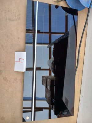 le reflet d'un bâtiment dans un miroir accroché au mur