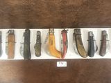 de nombreux types de couteaux exposés dans une vitrine
