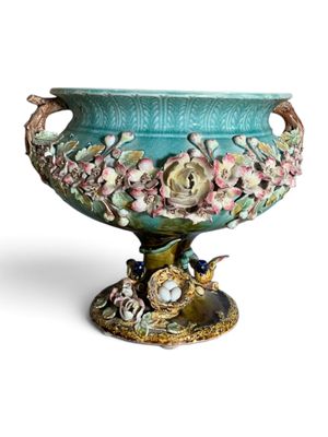 un vase bleu orné de fleurs et d'oiseaux