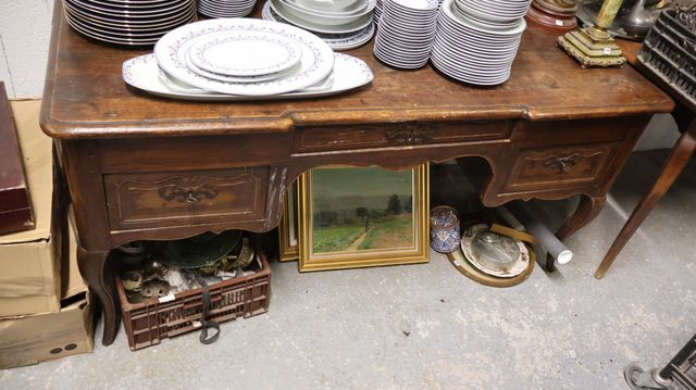 Bureau plat en chêne mouluré de style Louis XV reposant sur quatr...