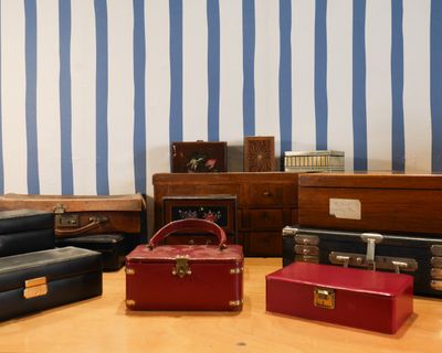 plusieurs bagages posés sur une table en bois