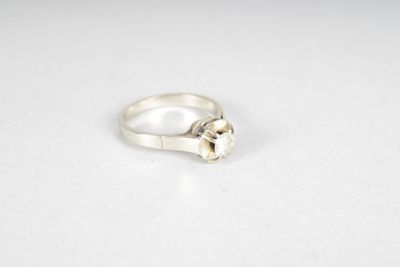bague en or gris 18 carats sertie d'un petit diamant 0.25 ca… - Photo 1