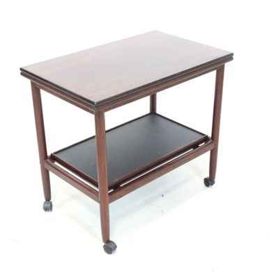 une image représentant une petite table sur laquelle se trouve une étagère