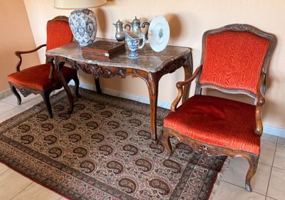 deux chaises et une table sur laquelle se trouve un vase