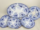 six assiettes bleues et blanches ornées de motifs floraux, posées sur une table