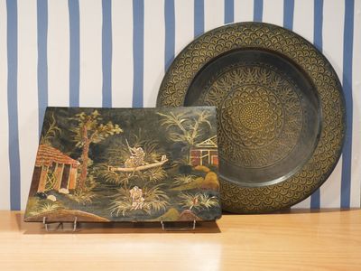 une assiette avec une image dessus, à côté d'une autre assiette avec une image dessus
