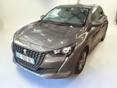 une voiture argentée garée dans un garage
