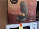 une boîte sur laquelle est posée une cafetière, posée elle-même sur un micro-ondes