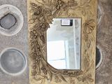 une photo d'un miroir accroché au mur d'un immeuble