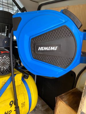a blue and black blower sitting on top of a yellow bag