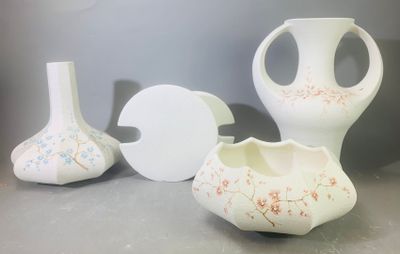trois vases posés sur une table