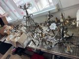 une table sur laquelle sont posés de nombreux objets anciens