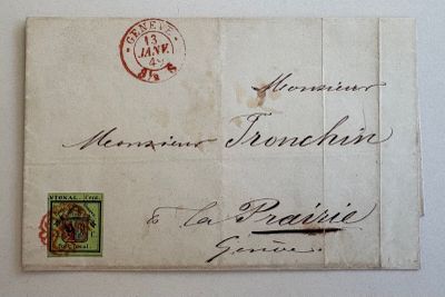 une vieille enveloppe timbrée posée sur une table