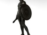 une statue en bronze représentant un homme tenant un bouclier et un bouclier