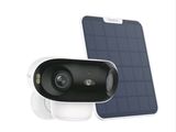 une image montrant une caméra de sécurité alimentée à l'énergie solaire à côté d'un téléphone portable