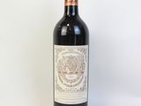 une photo d'une bouteille de vin rouge sur fond blanc