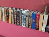 de nombreux vieux livres alignés sur un banc rose