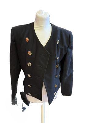 une image d'une veste noire sur un mannequin