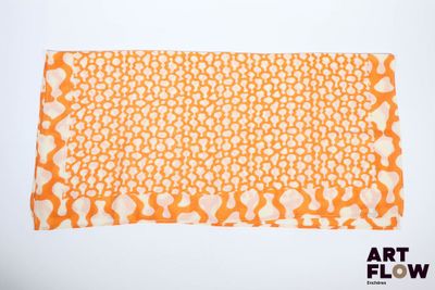 une écharpe orange et blanche ornée d'un motif de cercles
