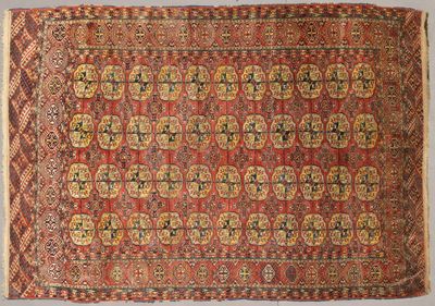 un tapis rouge et jaune avec un motif dessus