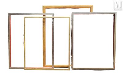 trois cadres de couleurs différentes sont disposés sur une surface blanche