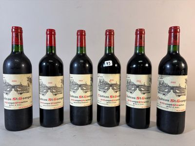 six bouteilles de vin rouge alignées sur une table
