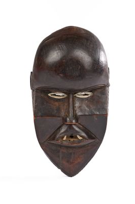 une image d'un masque en bois sur fond blanc