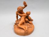 une image représentant une statue d'un homme et d'une femme sur un rocher