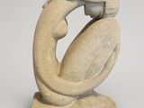 une image représentant une sculpture en pierre d'une femme tenant un oiseau