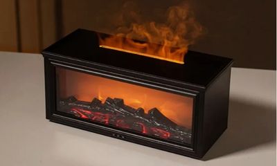 un gros plan d'une cheminée avec un feu allumé, posée sur une table
