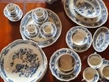 beaucoup d'assiettes et de bols bleus et blancs sur la table