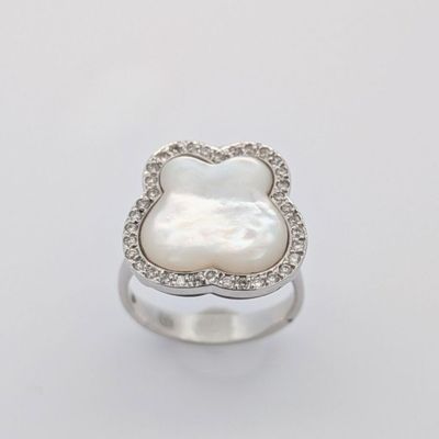 bague en perles blanches et diamants sur fond blanc