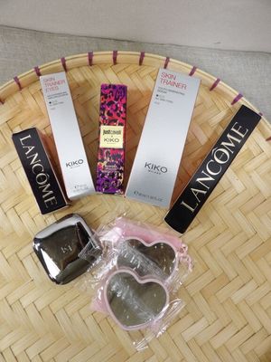 une table sur laquelle se trouvent de nombreux produits de beauté