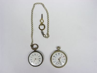 deux types différents de montres de poche sur un fond blanc