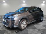 la voiture grise est garée dans le garage sur le sol en damier