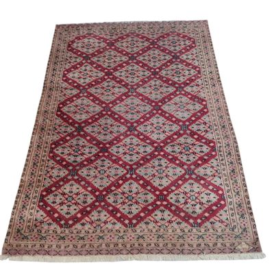 un tapis rouge et beige à motifs en losanges