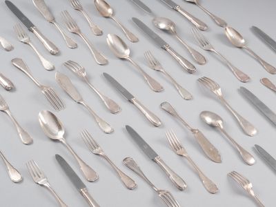 de nombreuses fourchettes et cuillères disposées sur la table