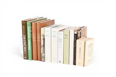 plusieurs livres empilés les uns sur les autres