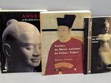 plusieurs livres sont alignés sur une table