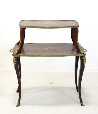 une image représentant une table en bois surmontée de deux étagères