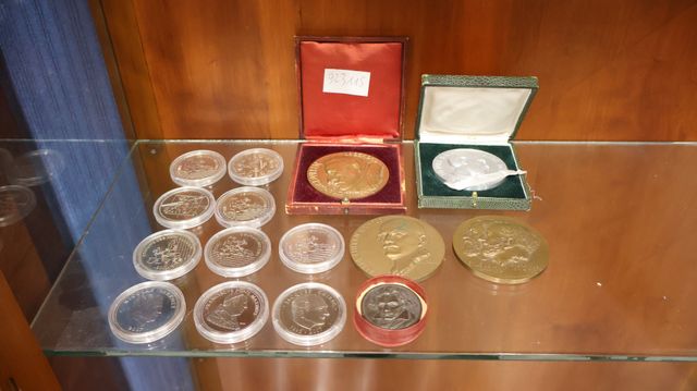 Lot de médailles et pièces commémoratives (argent ?)